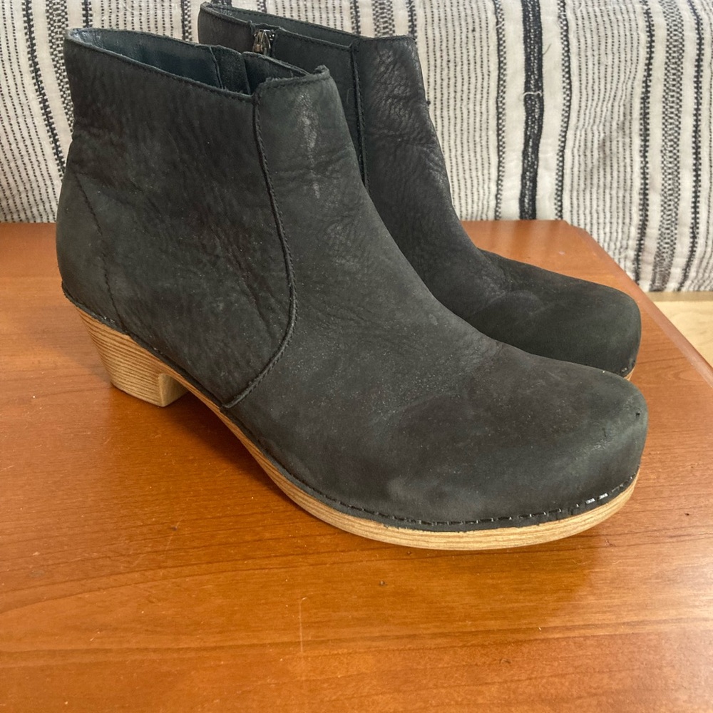 Dansko Black Maria zip bootie